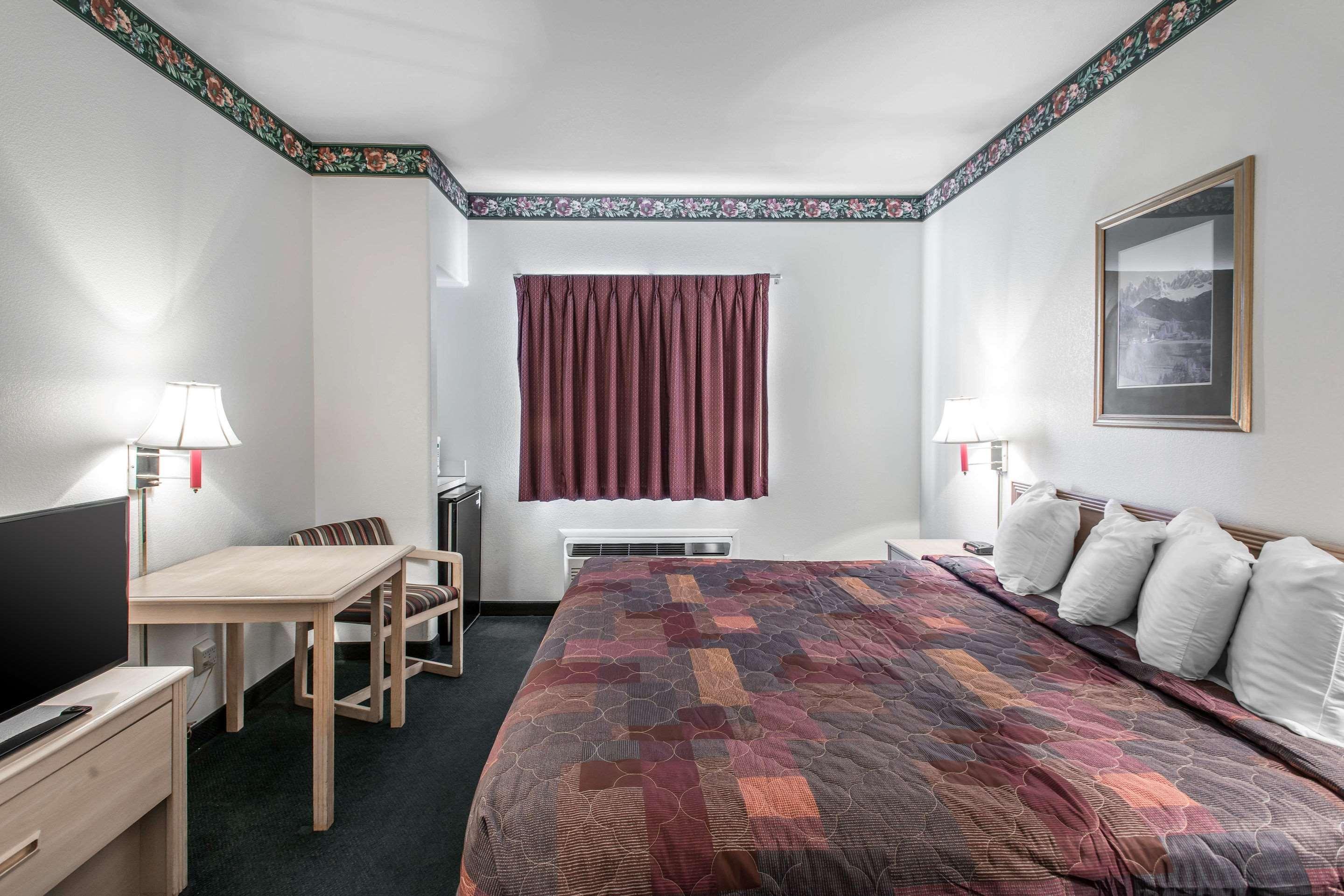 Baymont By Wyndham - Collins Area Hotel