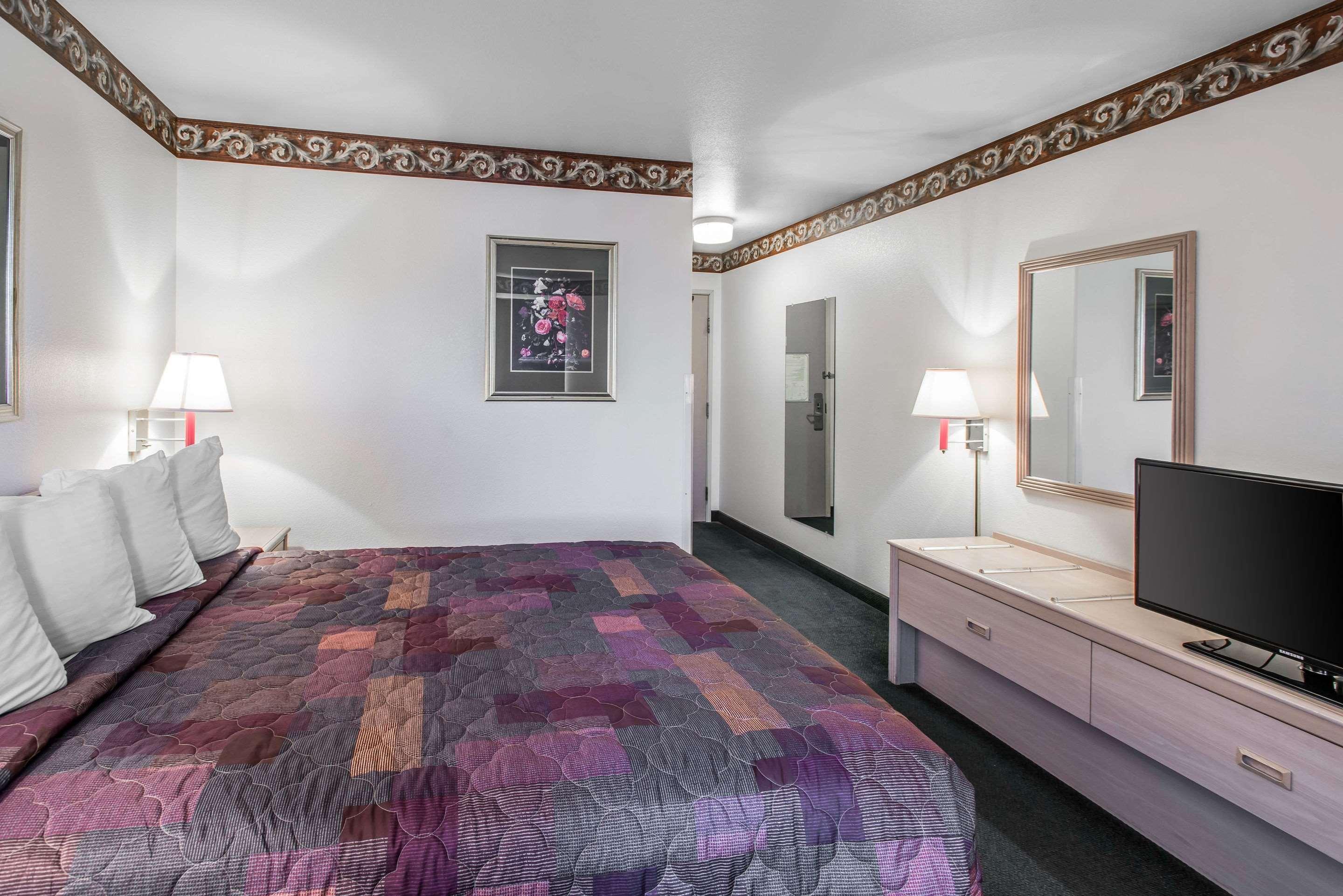 Baymont By Wyndham - Collins Area Hotel