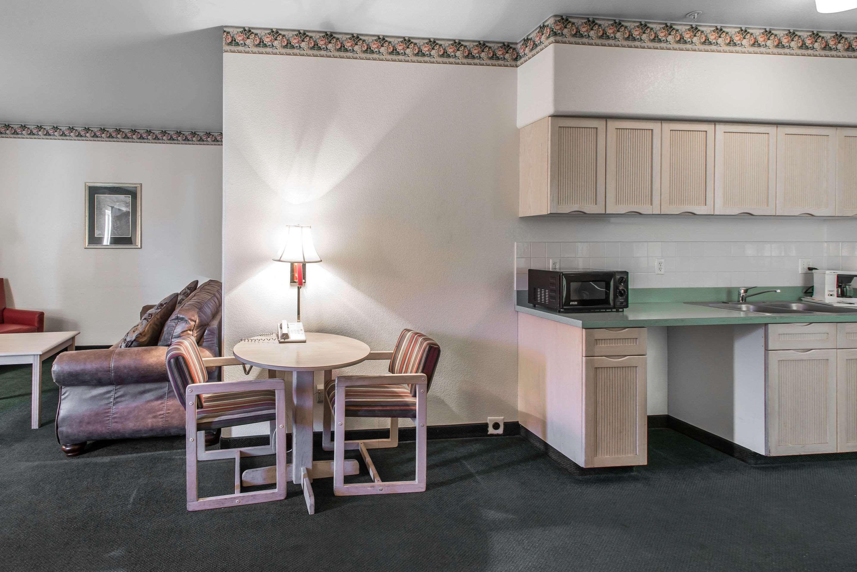 Baymont By Wyndham - Collins Area